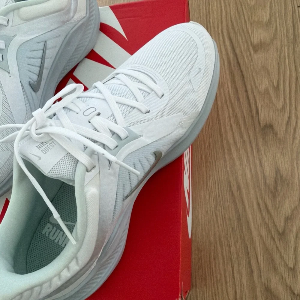 Nike White Metallic silver WMNS NIKE QUEST 5 size 9.5!Athletic Sneakers 👟 new